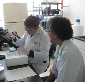 Dra Melina y Nataly en laboratorio